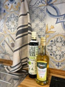 duas garrafas de óleo sentadas numa mesa ao lado de uma parede em Suite Lady Marian em Roccaraso