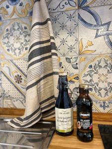 dos botellas en una mesa junto a una toalla en Suite Lady Marian, en Roccaraso