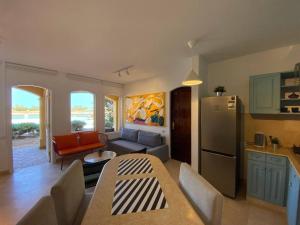 Η κουζίνα ή μικρή κουζίνα στο Magical 2BR Ground/Free Pool & Lagoon Access @ElGouna