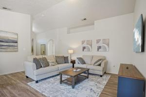 uma sala de estar com dois sofás e uma mesa de centro em The Reynosa Retreat em Rio Rancho