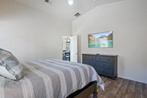 een slaapkamer met een bed en een dressoir bij The Reynosa Retreat in Rio Rancho
