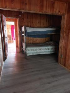a room with two bunk beds in a cabin at Grandes cabañas in Pucón