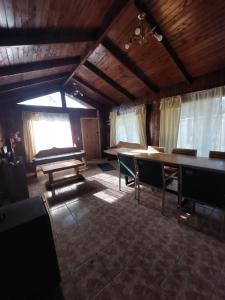 a living room with a table and a bench at Grandes cabañas in Pucón