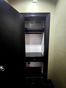 um armário vazio num quarto com uma porta preta em Hotel-Studio @ The Mansfield Midtown em Nova York