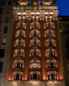un grand bâtiment est éclairé la nuit dans l'établissement Hotel-Studio @ The Mansfield Midtown, à New York