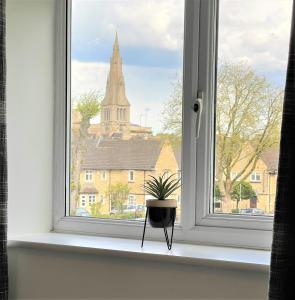 una ventana con una maceta sentada en un alféizar de la ventana en Meadow View, en Stamford