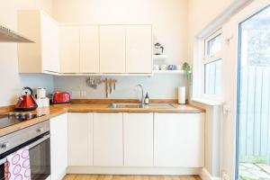 Køkken eller tekøkken på Spacious, Smart TV, Wi-fi, Balcony, Garden