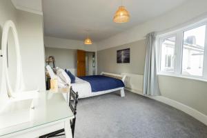 En eller flere senge i et værelse på Spacious, Smart TV, Wi-fi, Balcony, Garden + 40 billeder