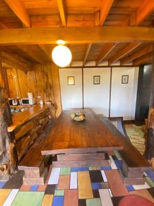 a dining room with a wooden table in a house at Hostal El Durmiente a 5 minutos del centro de Panguipulli in Panguipulli