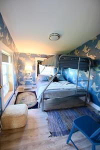 a bedroom with a bunk bed in a room at Oyster Shell Cottage in York