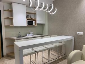 Eldhús eða eldhúskrókur á Astoria Suite Hotel
