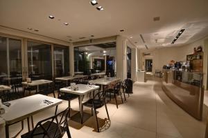 - un restaurant avec des tables et des chaises dans une salle dans l'établissement Boutique Hotel Bali, à Lido di Jesolo
