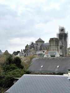 a view of a city with buildings and roofs at Appartement rénové entre Saint-Malo et le Mont-Saint-Michel in Dol-de-Bretagne