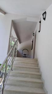 eine Treppe in einem Gebäude mit einer Bank darauf in der Unterkunft Apartments Nadja in Kotor