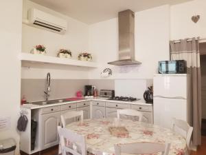 a kitchen with a table and chairs and a sink at Joli T2 de 40m² à louer à Le Muy (83490) in Le Muy