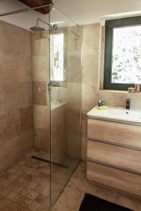 a bathroom with a glass shower and a sink at Mas en Provence calme et sérénité piscine chaufffée in Verquières