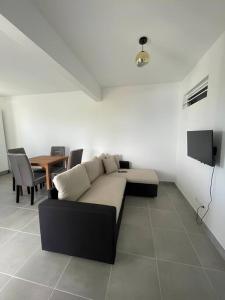 TV o dispositivi per l'intrattenimento presso Bas de villa F2 neuf avec terrasse et piscine