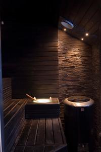 una sauna con banco y pared de madera en Lux Villas by Arctic People, en Rovaniemi