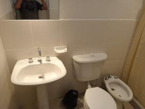 um homem a tirar uma foto de uma casa de banho com WC e lavatório em Bulevard Los Robles em San Rafael