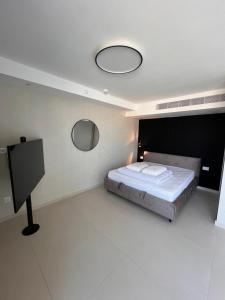 una camera con un grande letto e uno specchio di סויטה מול הים סיסייד a Eilat