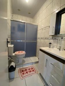 Bilik mandi di Casa aconchegante +5 gambar