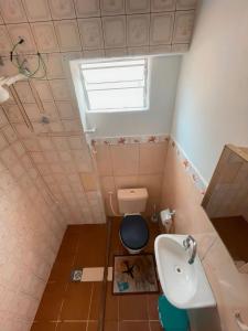 a small bathroom with a toilet and a sink at Hospedagem Riccetti´s - Consulado Americano in Sao Paulo