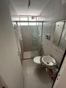 W łazience znajduje się prysznic, toaleta i umywalka. w obiekcie Apartamento 5min da praia no Rio Vermelho w mieście Salvador