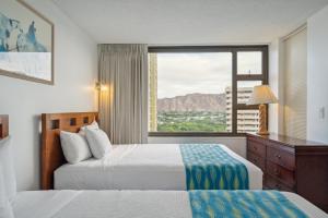 Habitación de hotel con 2 camas y ventana en 23rd Floor Waikiki Banyan Condo - Only One Block from Beach! condo en Honolulu