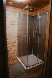 um chuveiro com uma caixa de vidro na casa de banho em Czarna Hańcza Glamping em Głęboki Bród