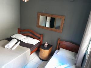 سرير أو أسرّة في غرفة في Pousada Portobello
