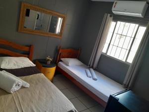 Een bed of bedden in een kamer bij Pousada Portobello