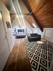 a living room with a bed and a couch at Charmant appartement entre Saint-Malo et le Mont-Saint-Michel in Dol-de-Bretagne