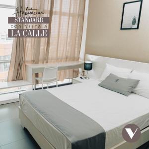 Schlafzimmer mit einem Bett, einem Tisch und einem Fenster in der Unterkunft Hotel Viera Chimbote in Chimbote