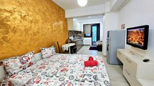 um quarto com uma cama com uma caixa vermelha em Karina New Flat near Palas Mall em Iaşi