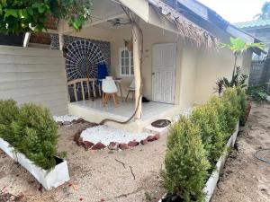 eine Veranda eines Hauses mit einem Tisch und Stühlen in der Unterkunft Phangan Arena Hostel in Baan Tai