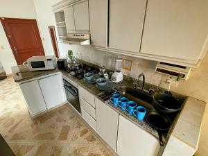 a kitchen with a sink and a counter top at Apartamento en Venecia con parqueadero cubierto in Sincelejo