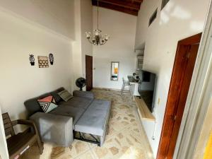 a living room with a couch and a table at Apartamento en Venecia con parqueadero cubierto in Sincelejo
