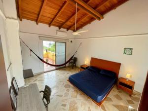 a bedroom with a bed and a table and chairs at Apartamento en Venecia con parqueadero cubierto in Sincelejo