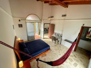 a room with a hammock in the middle of a room at Apartamento en Venecia con parqueadero cubierto in Sincelejo