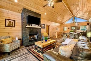 Una sala de estar con un sofá y una chimenea. en Sugar Bear, en Sevierville