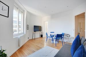 sala de estar con sofá y mesa con sillas en Appartement Refait À neuf 4 Couchages, en Levallois-Perret