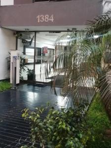 um edifício com uma palmeira em frente em Mini departamento lujo em Lima