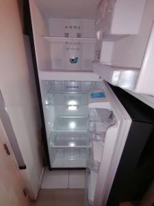 einem leeren Kühlschrank mit offener Tür in einem Zimmer in der Unterkunft Mini departamento lujo in Lima