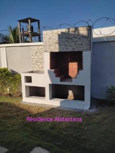 a brick oven in the side of a house at Résidence Ahitantsoa Appartement à l'étage in Mahajanga