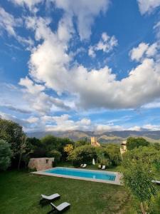 una piscina en un patio con césped y un cielo en Las Nubes Apart en Merlo