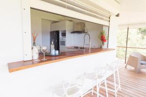 a kitchen with a counter with wine glasses at Ataku'a Lodge in Hakamui