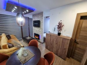 Μια τηλεόραση ή/και κέντρο ψυχαγωγίας στο Borovi 2 Lux Apartment