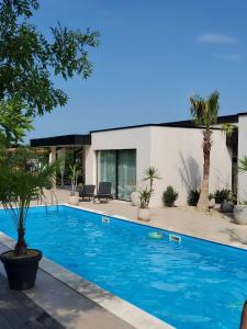 uma piscina em frente a uma casa em Luxury Villas Giardino Lozenetz em Lozenets
