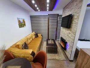 Μια τηλεόραση ή/και κέντρο ψυχαγωγίας στο Borovi 2 Lux Apartment