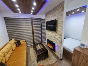 Μια τηλεόραση ή/και κέντρο ψυχαγωγίας στο Borovi 2 Lux Apartment